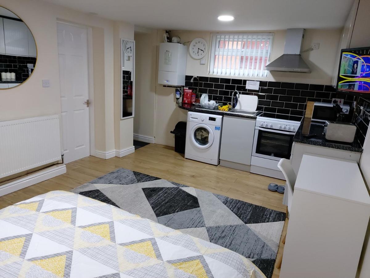 Lovely Studio-Flat With Free Parking, Free Wifi. Leeds  Esterno foto