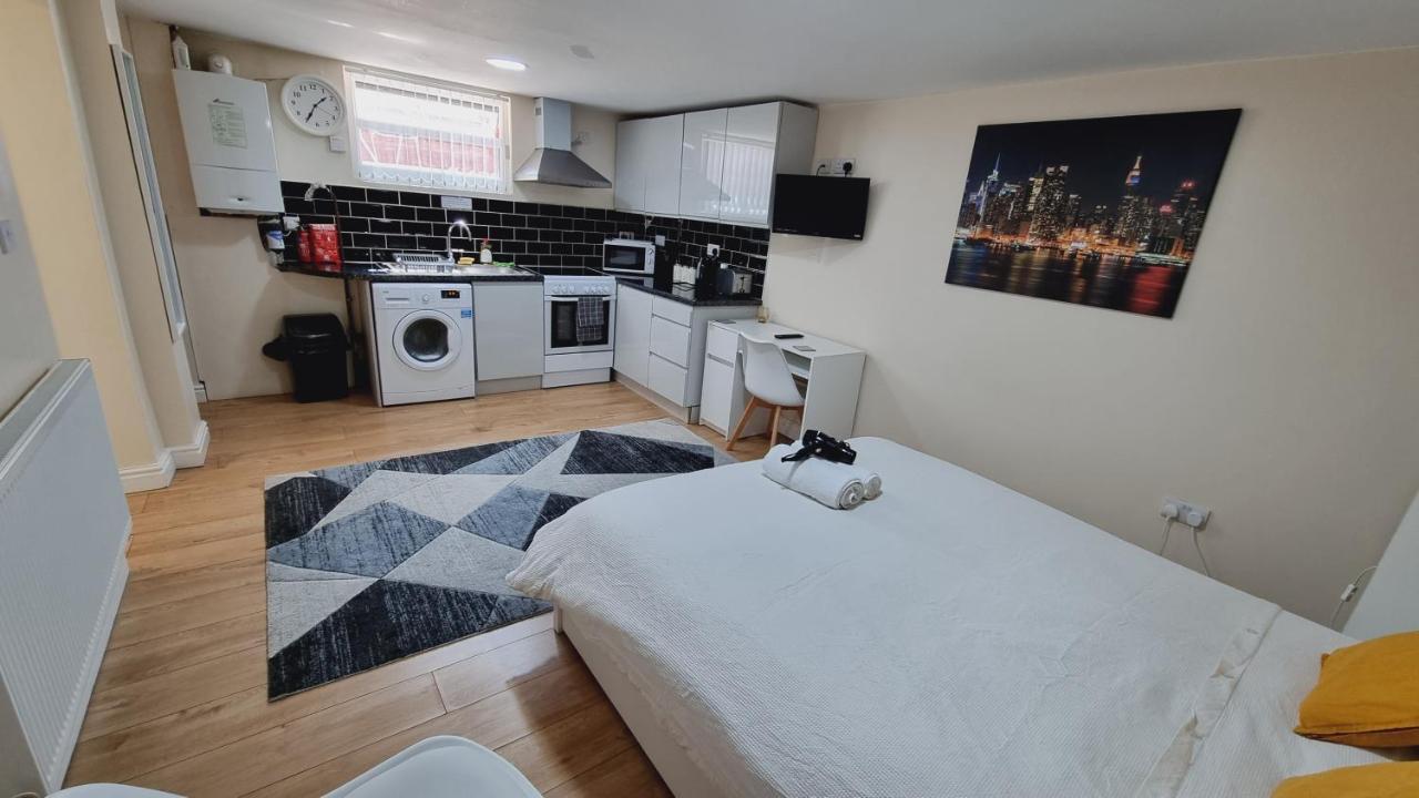Lovely Studio-Flat With Free Parking, Free Wifi. Leeds  Esterno foto