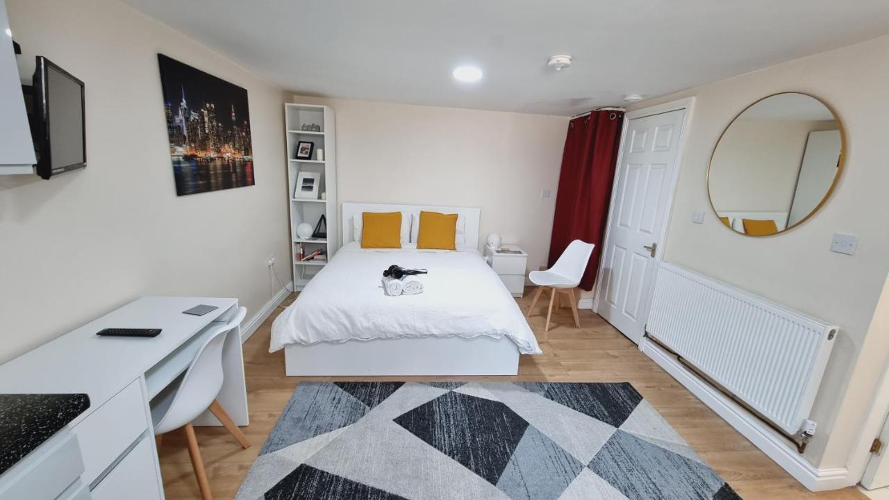 Lovely Studio-Flat With Free Parking, Free Wifi. Leeds  Esterno foto